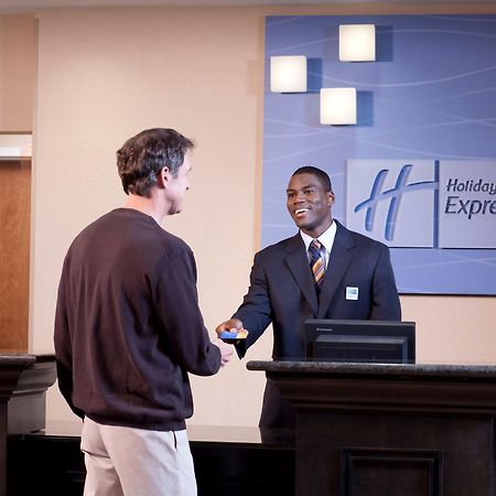 Holiday Inn Express Newton By Ihg Interior foto