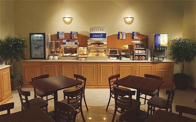 Holiday Inn Express Newton By Ihg Exterior foto